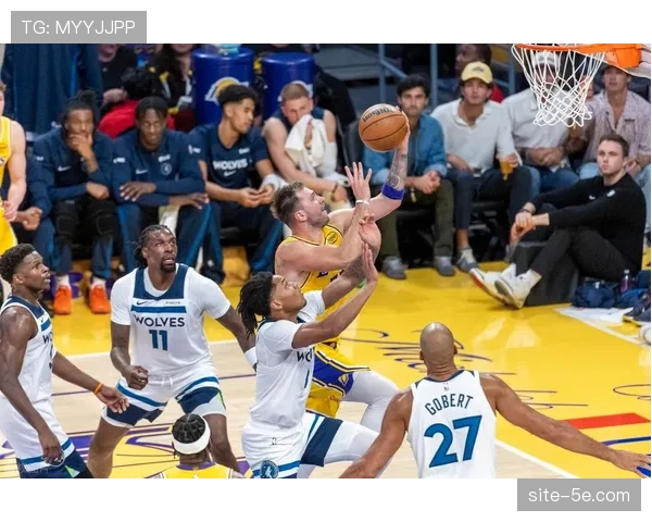 东契奇里夫斯合砍62分 残阵湖人击退森林狼反超对手升至西部第四